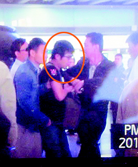 刘强东助手打伤记者毁相机 被打方报警(图)