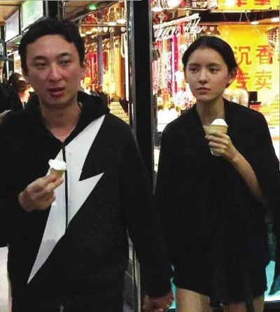 王思聪与女友逛街二人十指紧扣手拿冰淇淋（图）