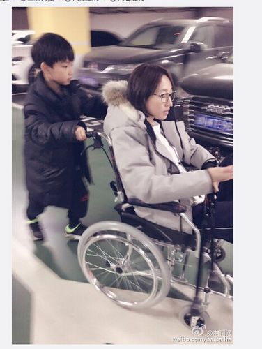 白百何受伤坐轮椅外出儿子在其身后卖力推（图）