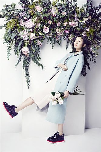 陈妍希置身粉色玫瑰与藤蔓中穿白裙清新脱俗（图）