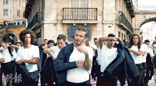 Beckham ads handsome show off his coat half-naked muscle (Figure)
