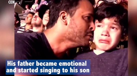 父亲带自闭症儿子看演唱会 被感动相拥而哭(图)