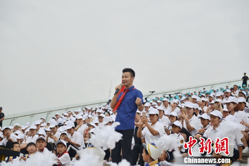 中华世纪坛举办六一系列活动 刘和刚见证入队仪式