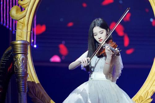 鞠婧祎穿纱裙现身节目展示小提琴才艺