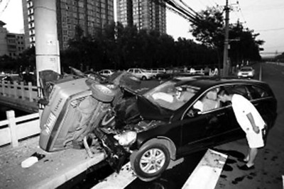 如何能把对方车撞翻 U149P4T8D1720531F107DT20090604143851.jpg