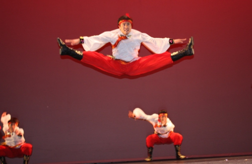 四海同春艺术团表演蒙古族男子舞《奔腾》