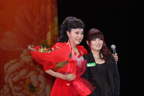 中国 青年/青年女歌唱家刘燕燕与献花观众合影