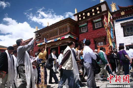 逾百名海外侨胞走进四川藏区 体验藏族人文风