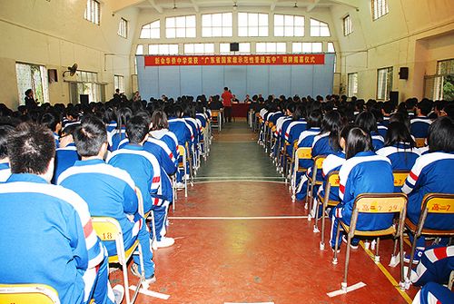 新会华侨中学为 国家级示范性普通高中 铭牌揭