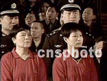 新闻组照:张君犯罪团伙被押解进入法院受审