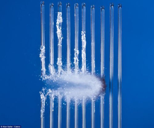 摄影师抓拍物品被子弹击穿瞬间令人震撼图