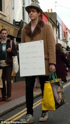 英男子挂"忏悔牌"游街认错挽回女友(图)