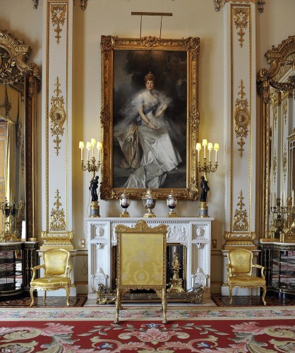 drawing room)的墙壁上挂着爱德华七世的妻子亚历山大女王的画像