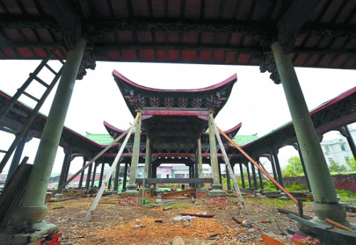 和一般的古建筑生意不同,西宅村的古宅中间商往往将老房子整体收购