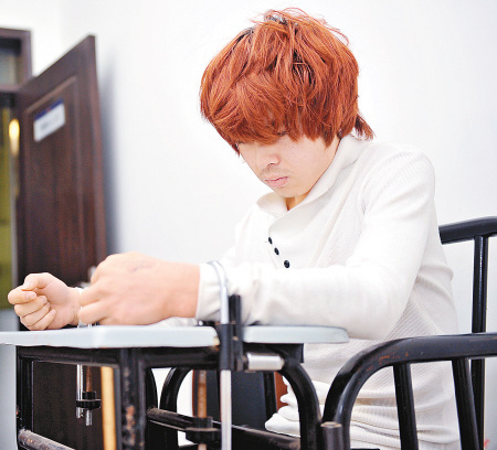 坐在审讯椅上的常某浑身不停颤抖.记者 王健 摄