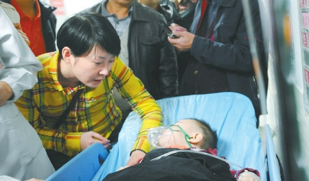  妈妈焦急地呼唤孩子