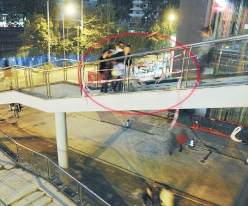 小男孩从画圆圈处坠落