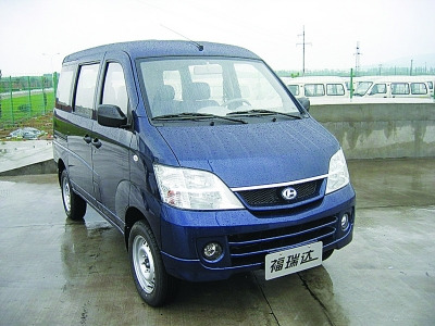 业内人士认为视频中面包车的车型是昌河福瑞达,图为昌河福瑞达面包车