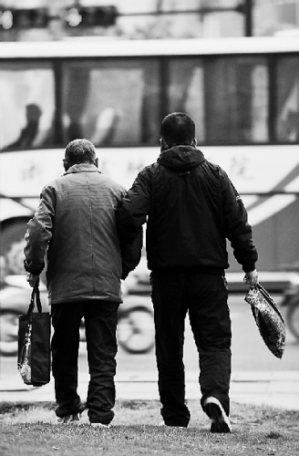 打工男子与拾荒老人5年相依为命"父子"情深(图)(2)