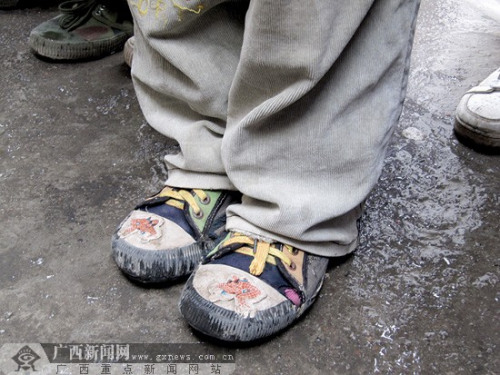 贫困山区孩子靠运动驱寒 穿单衣薄布鞋过冬(图)