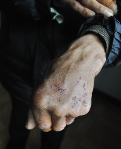 朱自军伸出自己的手.