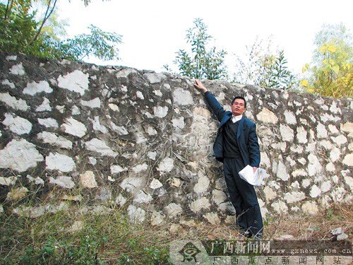 墙头到围墙外的地面很高,学生翻墙外出很危险