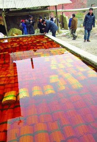 化学药水泡出"高档"竹筷 老板:只有一点点违规——中新网