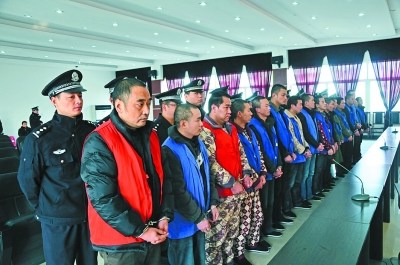 前缉毒队长组涉黑团伙 暴力垄断接下2亿元工程