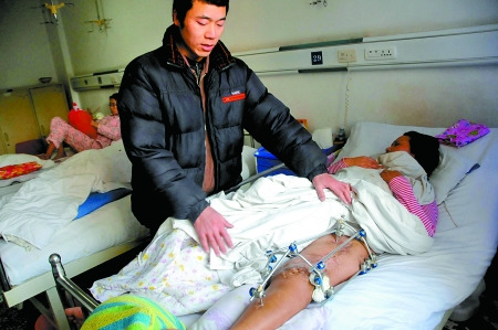 车祸中妻重伤儿丧命 男子上午陪床下午乞讨(图)——中新网