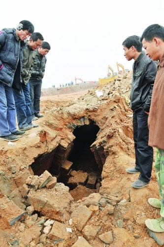 为题,报道了招贤镇红湾公路北侧一工地发现一座东晋古墓群的消息,古墓