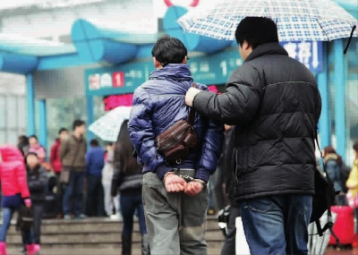 民警便装反扒仍被认出称和小偷已成熟人图