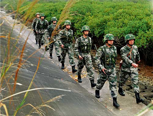 中国一号界碑两栖巡逻兵:自绑于船上练瞄准(图)