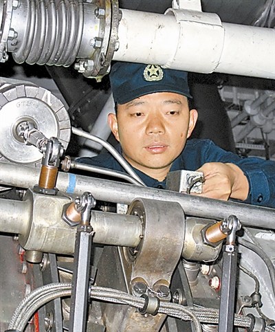 机电部门燃机班班长,三级军士长何忠祥,精通燃气轮机,自编了新型燃气