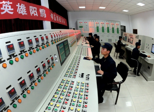 官兵们每天都要面对着密密麻麻的开关按钮。 官兵们每天都要面对着密密麻麻的开关按钮。
