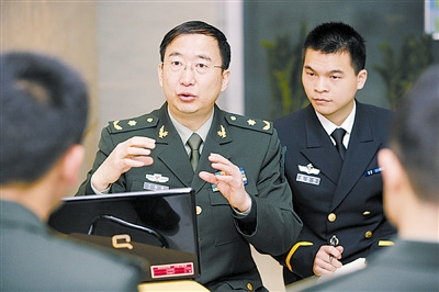 于起峰院士与学员们研究交流 图片摄影何书远