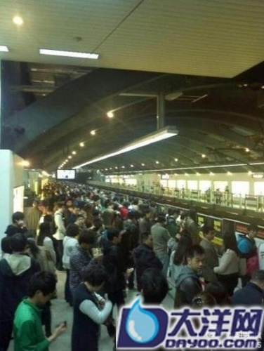 ����һ���߷������ϣ�վ̨�������˺ܶ�˿͡�(ͼƬ���������ṩ)