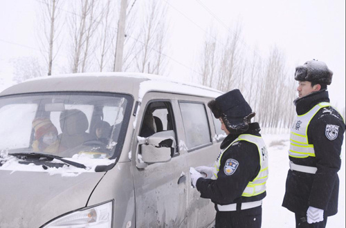 ������ҹ�����ڻ�ɽ·�����ϣ��鴦ѧ����˵ĳ��س�����