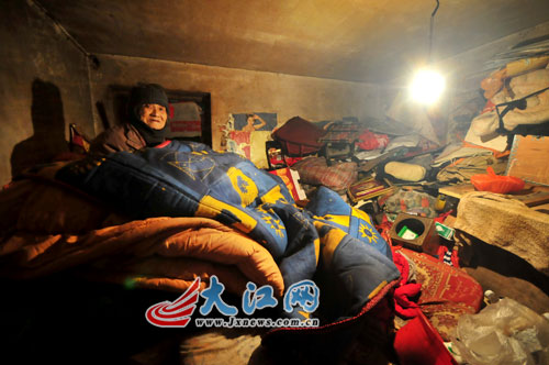 江西九旬老人十几载睡垃圾屋 房间散发恶臭(图)