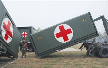 搭建野战医疗方舱现场.黄万里摄
