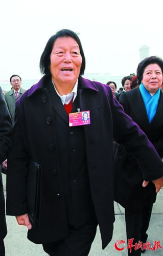 连续11届出席两会的人大代表申纪兰。 连续11届出席两会的人大代表申纪兰。