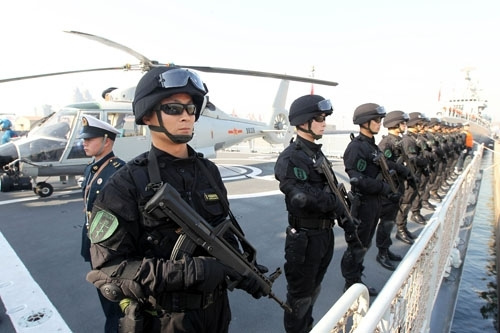 海军第十一批护航编队从青岛胶州湾起航,图为在甲板上列队的特战队员