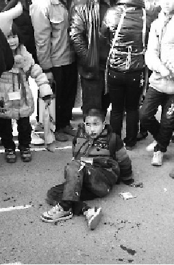 网友“___涛涛XY”发布在微博上的现场图片,孩子惊恐的眼神,让人看了心碎。 网友“___涛涛XY”发布在微博上的现场图片,孩子惊恐的眼神,让人看了心碎。