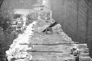 玄武湖边正在修复的城墙。 邵丹 摄 玄武湖边正在修复的城墙。 邵丹 摄