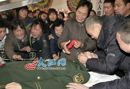 图为追悼会时父亲与李超告别.(丰城市委宣传部提供)