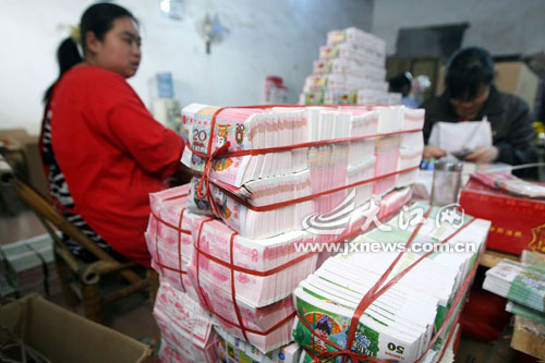 园石桥村藏匿多家无证印刷厂 遭工商查后继续生产清明祭扫是老风俗