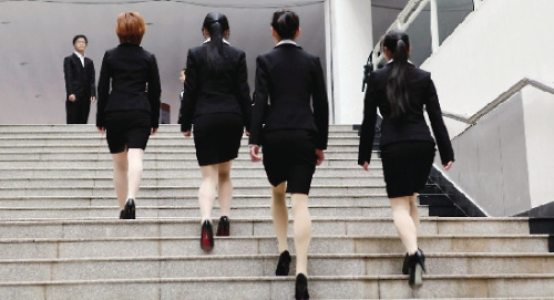 �ù�ѧԺ����װ���Ѿ���ΪУ԰���һ���羰��