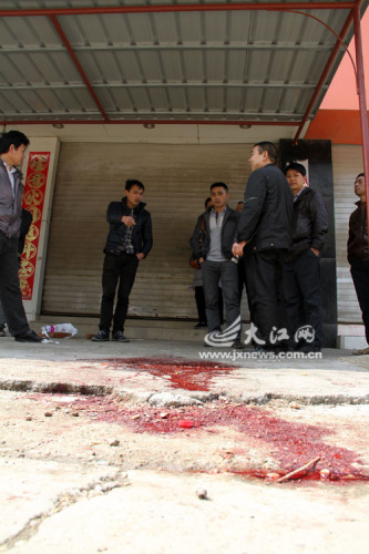 男子街头捅人致1死1伤 嫌犯疑把死者当警察(图)