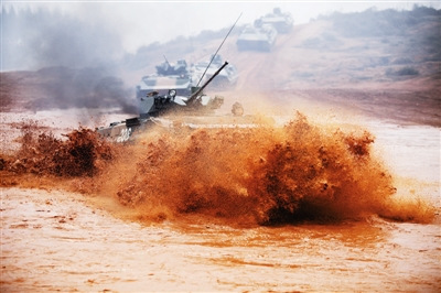 铁流滚滚涉险滩