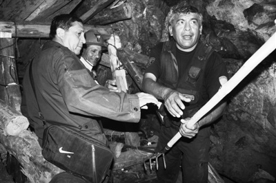 7日,秘鲁南部伊卡省,救援人员在塌方的"黑头"铜矿场内搜救被困工人