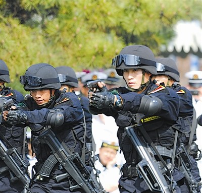 中国海军陆战队表演特战技能 受俄军官兵赞许